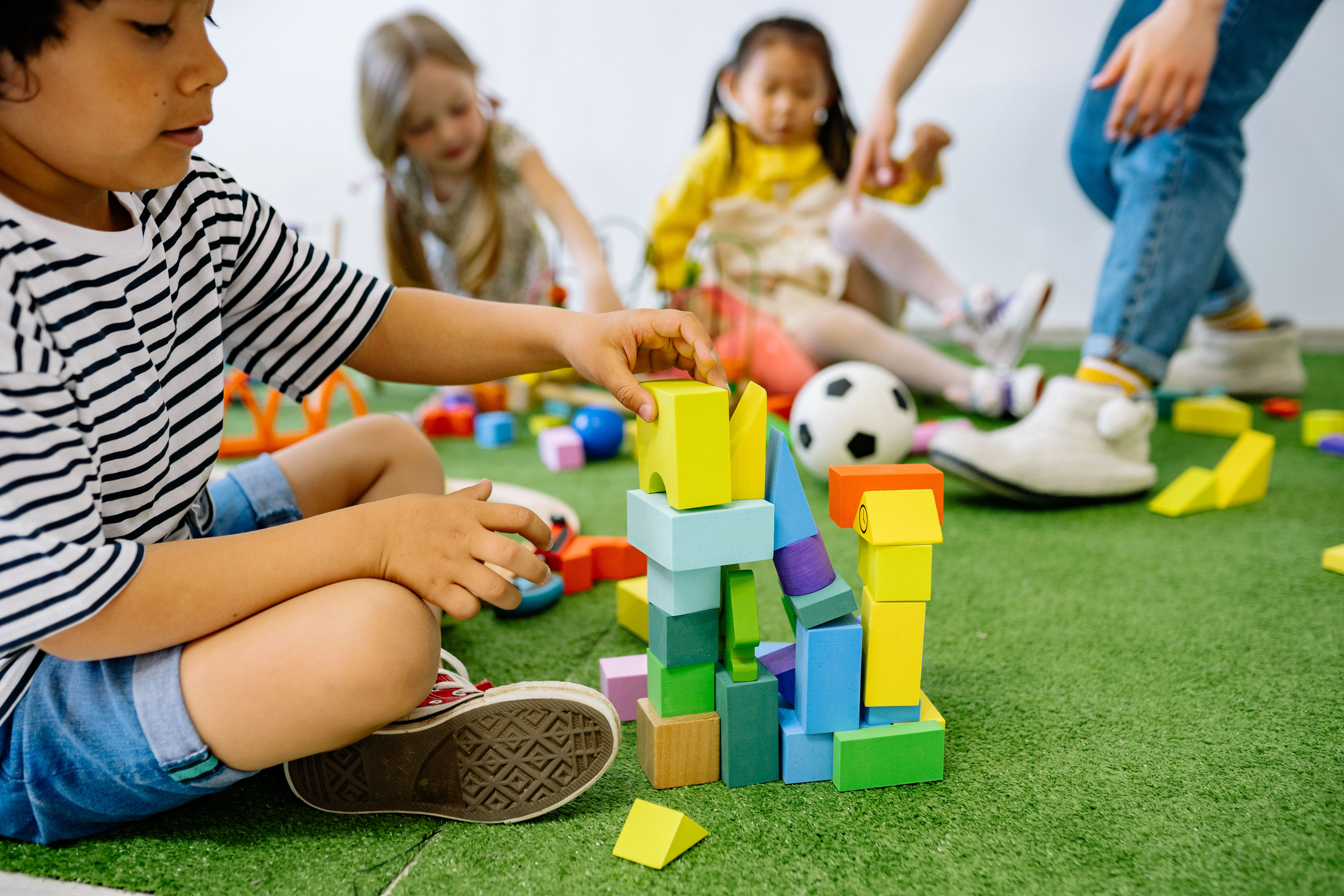 Niños jugando en Ludo Dreidel